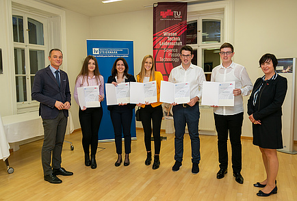 Sechs Personen, darunter die iTalent South East Talente der TU Graz, in Businesskleidung