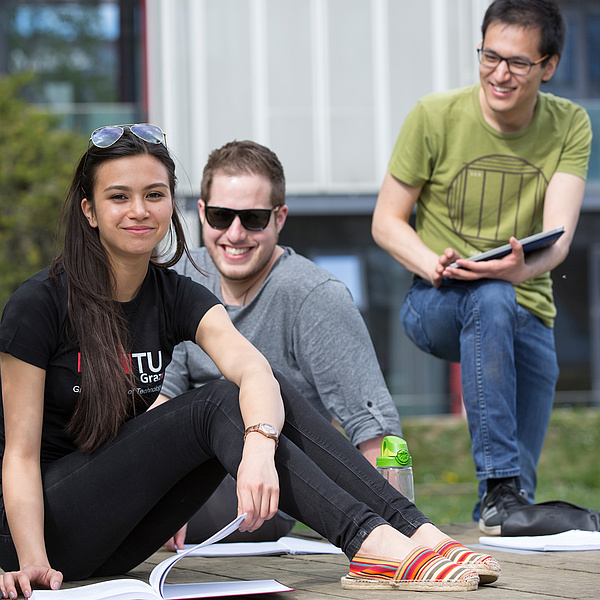 Junge Menschen im Freien beim Lernen. Bildquelle: Lunghammer – TU Graz