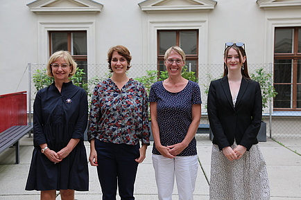 Vier offen lächelnde Frauen.