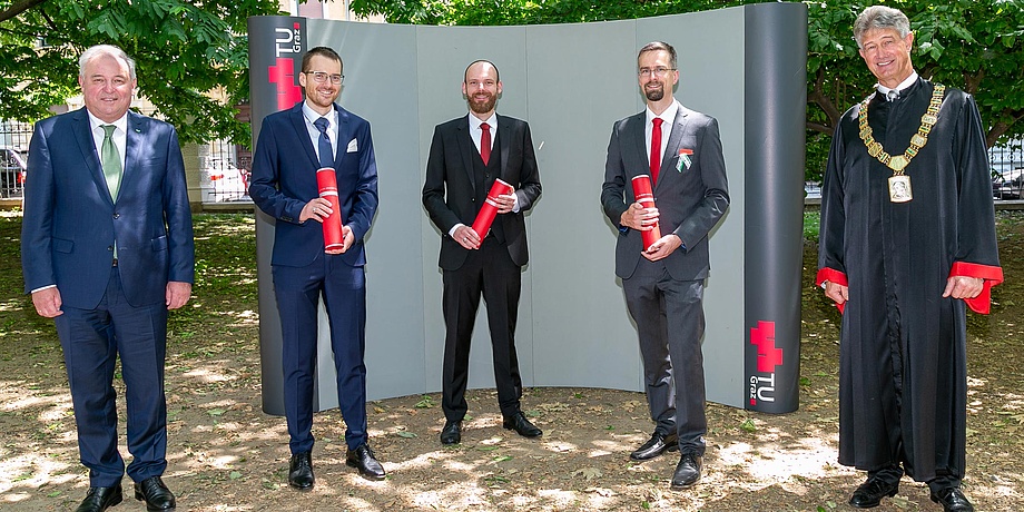 Fünf Herren im Park in Festkleidung bzw. Talar