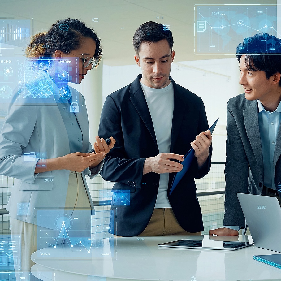 eine junge Frau und zwei junge Männer arbeiten im Team, Business-Kleidung, Überblendung teilweise mit transparenten digitalen Bildschirmen