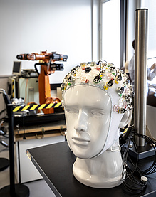 Auf einen Modell eines menschlichen Kopfs ist eine Vielzahl von Elektroden Befestigt.