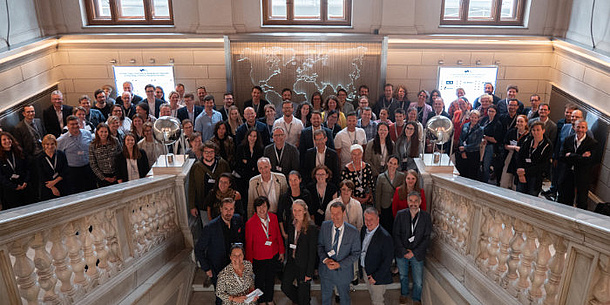 Gruppenfoto von Konferenzteilnehmenden