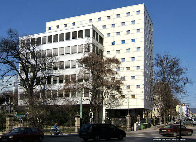 [Translate to Englisch:] Foto vom Bibliotheksgebäude der TU Graz