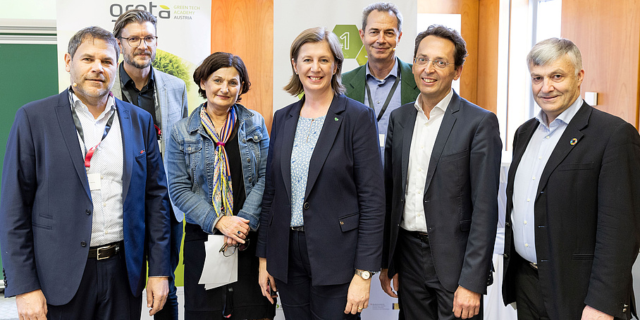 Gruppenbild vom Zero Carbon Day mit Vertreter*innen aus Politik, Wissenschaft und Wirtschaft: mit Ernst Kreuzer, Thomas Kienberger, Andrea Höglinger, Barbara Eibinger-Miedl, Dominik Berger, Bernhard Puttinger und Karl Steininger (von links nach rechts)