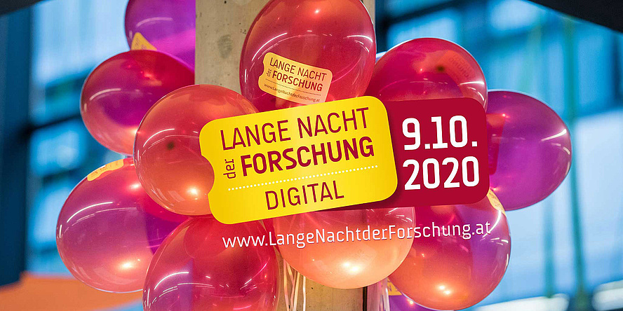 Gelbes Ticket mit Aufschrift "Lange Nacht der Forschung Digital 9. Oktober 2020" und bunten Luftballons im Hintergrund