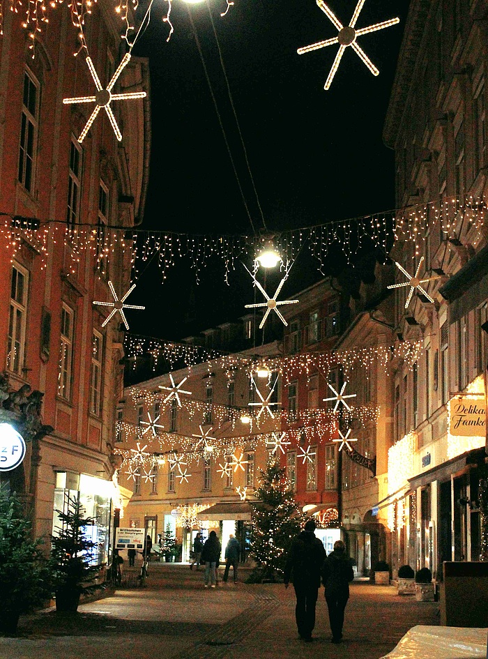 Weihnachtlich geschmückte Gasse in einem Stadtzentrum