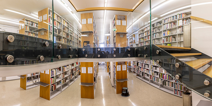 Bücherregale in der Hauptbibliothek