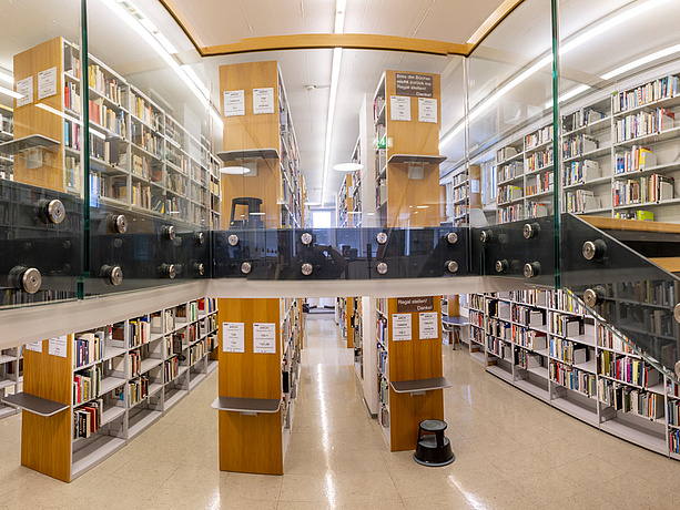 Bücherregale in der Hauptbibliothek