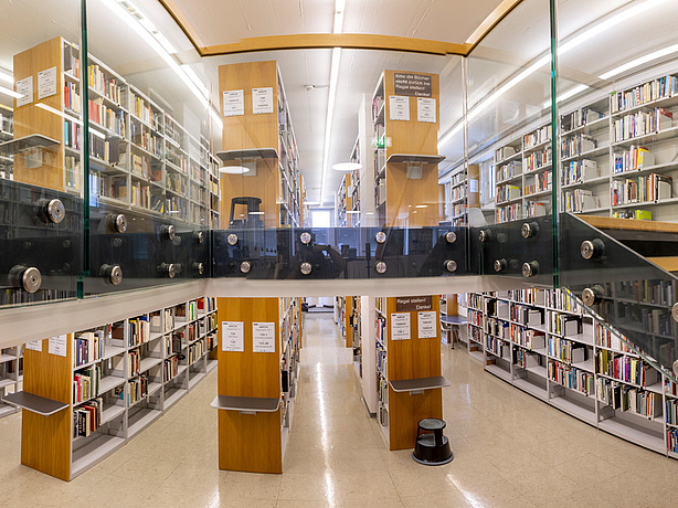 Bücherregale in der Hauptbibliothek