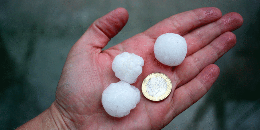 Hagelkörner in einer Hand