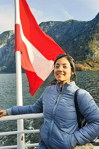 Frau auf einem Schiff. Im Hintergrund Berge