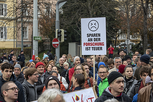 Mehrere Personen bei der Demo.