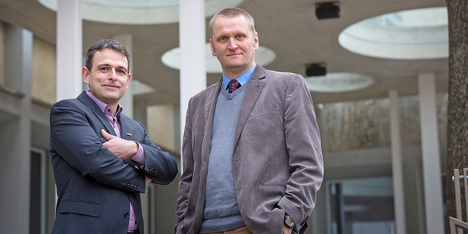 The successful researchers from TU Graz (from left): Stefan Mangard and Gernot Müller-Putz are pleased with their ERC Consolidator Grants.