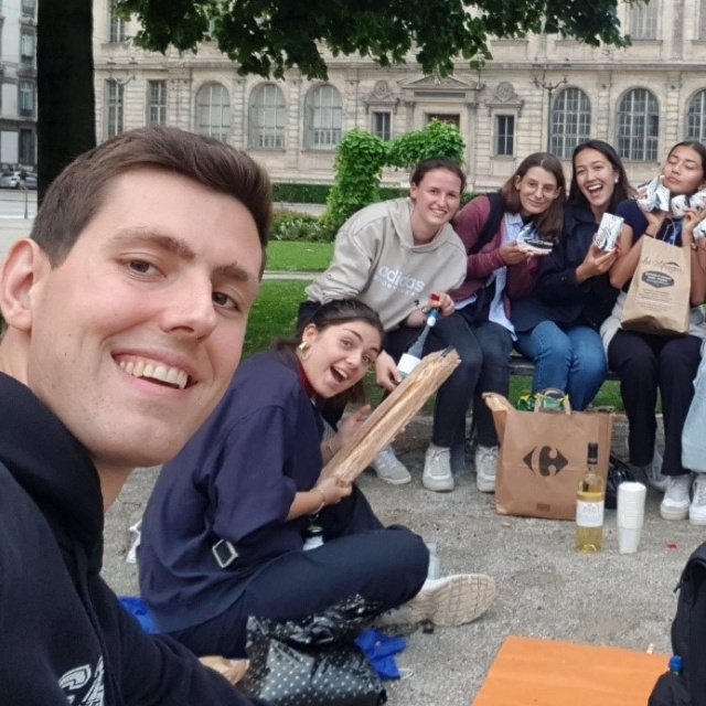 Foto mit mehreren Studierenden mit französischen Käse und Wein.