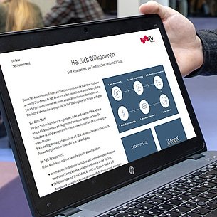 Laptop mit geöffnetem Self Assessment Tool der TU Graz, Bildquelle: Lunghammer – TU Graz