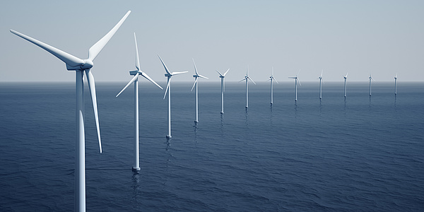 Foto von Windkrafträdern im Wasser.