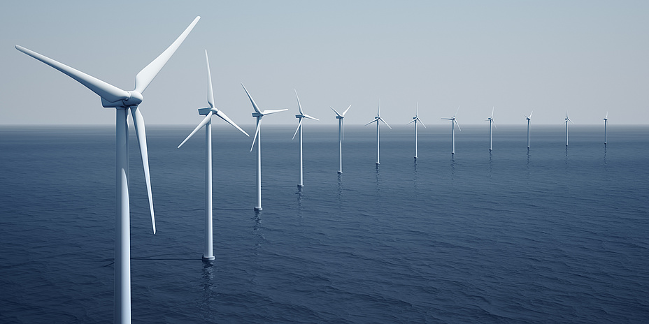 Foto von Windkrafträdern im Wasser.