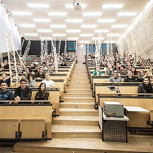 Architekturvorlesung mit Anschauungsmaterial in einem Hörsaal der TU Graz, Bildquelle: TU Graz/ITE