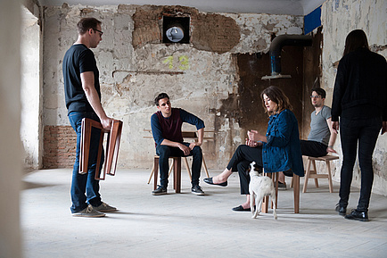 Markus Resinger, Matthias Hierzer, Alexandra Gruber, Björn Gerd Seidl, Marianne Machner and Coca testing the amm selection. (© Otto Kaltner - TU Graz/amm)