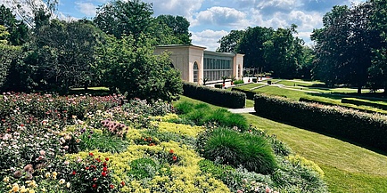 Parkanlage mit historischem Gartenhaus.