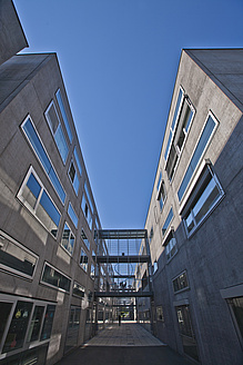 Perspektivische Aufnahme moderner grauer Gebäude.