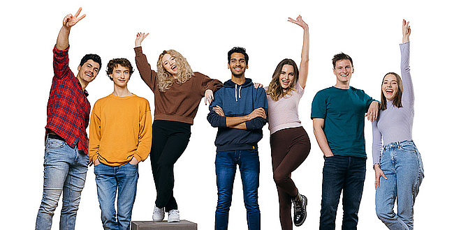 7 Studierende der TU Graz lachen in Jubelpose in die Kamera.