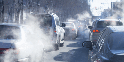 Stadtverkehr, Autos von hinten und Abgase