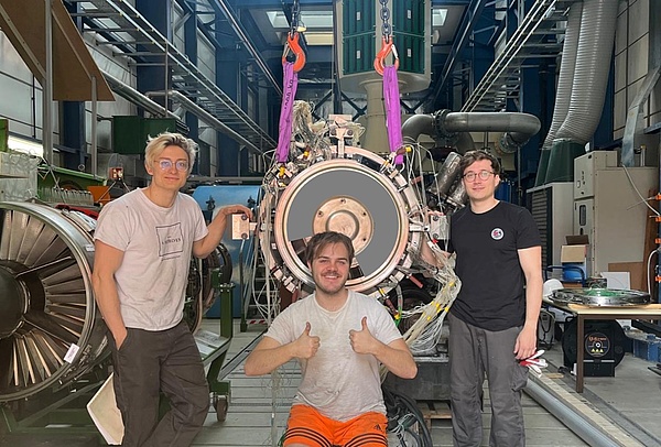 Lukas Müllwisch, Francesoco Mangini and Andres Koschu prepare  our transonic test turbine for test runs with a new set-up.