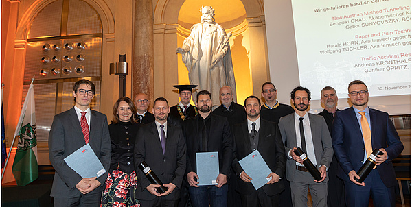 Absolventinnen und Absolventen mit Urkunden in der Aula der TU Graz. Bildquelle: Lunghammer – TU Graz