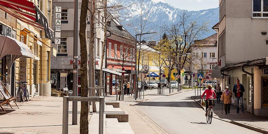 Straße durch Ortszentrum