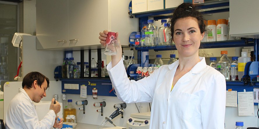 Anita Emmerstorfer-Augustin works in her laboratory with PhD student Lukas Bernauer. 