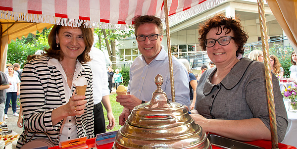 LLL summer party visitors with ice cream.