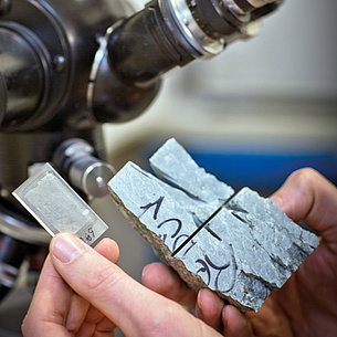 A hand holds rock samples as a symbol for the learning content of the Master's Programme in Geosciences at TU Graz