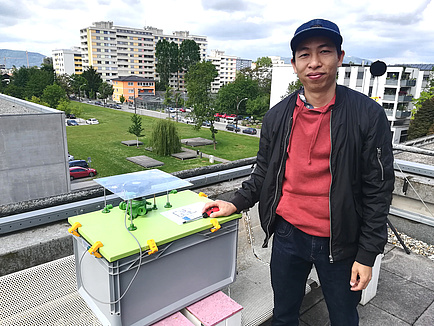 TU Graz researcher with pollen measuring system