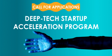 Künstliche Hand vor blauem Hintergrund, darüber der Text "Deep-Tech-Startup Acceleration Program, Call for Applications".