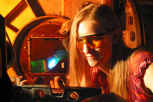 Cornelia Santner performing laser-optical investigations of separated diffusing flows within the project AIDA