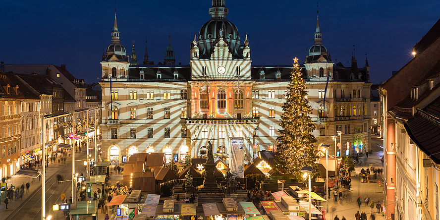 Historisches Gebäude mit Lichtprojektion im Advent