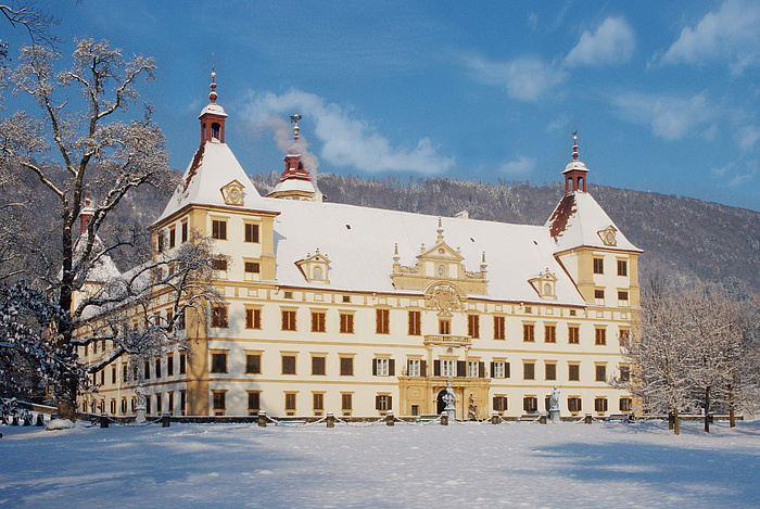 Verschneites Schloss an einem sonnigen Wintertag