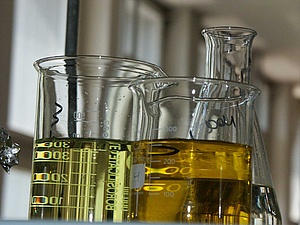 zwei gefüllte Reagenzgläser mit gelber und oranger Flüssigkeit