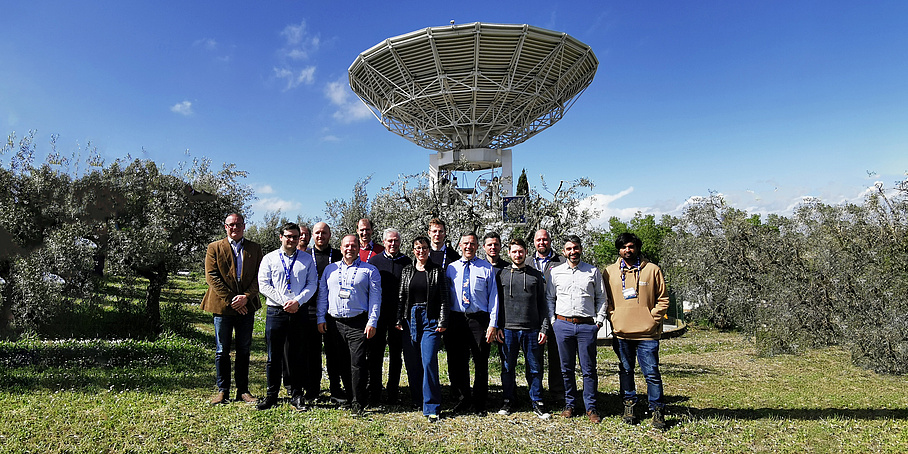 Gruppenfoto der Studierenden von SpaceTech vor einer Antenne in Frascati