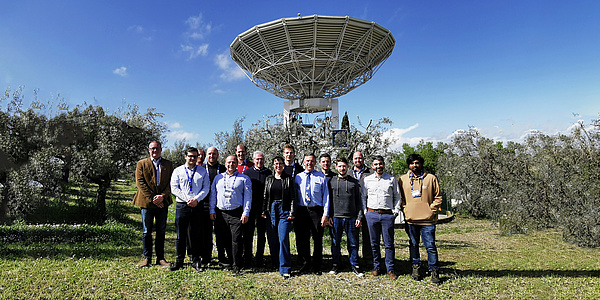 Gruppenfoto der Studierenden von SpaceTech vor einer Antenne in Frascati