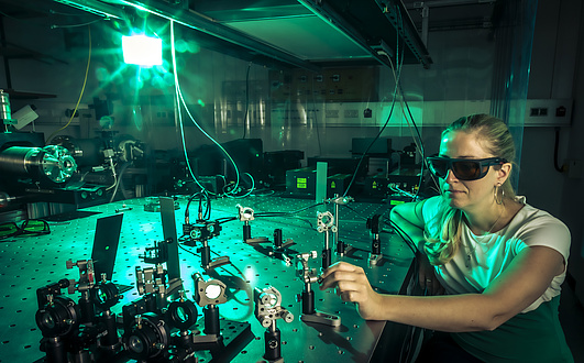 Frau mit Laser-Schutzbrille