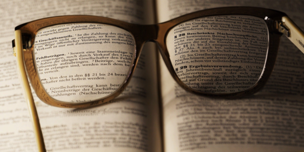 Eine Brille auf einem Buch
