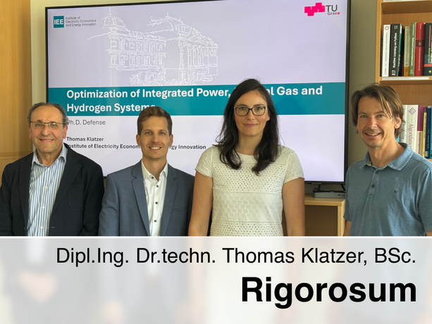 Thomas Klatzer steht gemeinsam mit drei Prüfer:innen nach seinem erfolgreichen Rigorosum zum Thema „Optimization of Integrated Power, Natural Gas and Hydrogen Systems“ vor einem Präsentationsbildschirm im Besprechungsraum des Instituts für Elektrizitätswirtschaft und Energieinnovation.