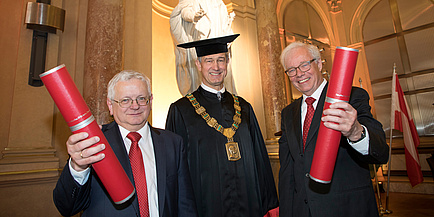 Rektor Harald Kainz in der Aula flankiert von den beiden neuen Honorarprofessoren der TU Graz, Theodor Sams und Gisbert Wüstholz