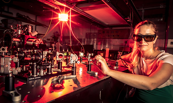 Frau mit dunkler Laser-Schutzbrille