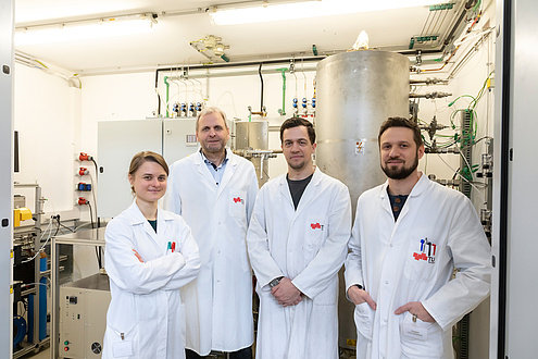 Vier Wasserstoff-Forschende der TU Graz in Laborkitteln