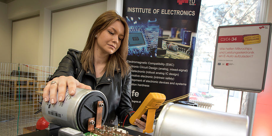 Junge Dame in Elektrotechnik Labor