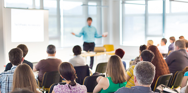 A lecturer and a group of people. Source: kasto – Fotolia.com